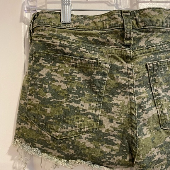 Rag & Bone Green Camo Cutoff Frayed/Fringed Raw Hem Jean Shorts Size 24 - Picture 10 of 11